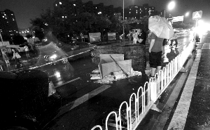 北京暴雨两人推车 掉下排水井被冲走