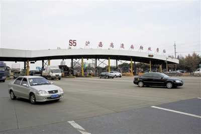 去年12月29日拍摄的上海s5沪嘉高速公路南翔收费站.
