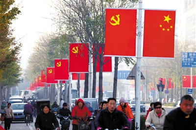 昨日,"党旗,国旗"高挂在通州区新华北路街头.卜向东 摄