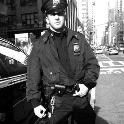 纽约警察"活雷锋":为流浪汉买鞋成美国英雄