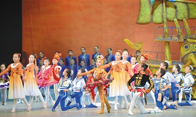 小学生表演大型芭蕾舞剧_教育周刊·一周播报