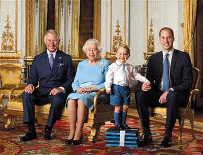 英国女王右手边是其子查尔斯王子,左手边是其曾孙子乔治王子,另一位便