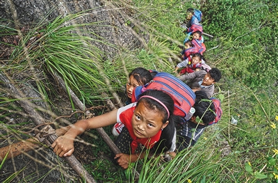 四川凉山彝族自治州昭觉县支尔莫乡阿土勒尔村孩子上学爬藤梯