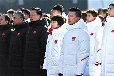 平昌冬奥会中国代表团昨日在奥运村升旗,周洋将担任开幕式旗手.