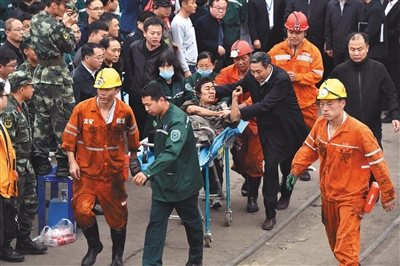 发生在20日深夜的龙郓煤业有限公司冲击地压事故,目前已有2人获救,2