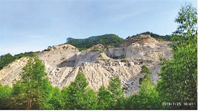 矿山开采导致大面积山体和植被破坏.