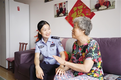 全国优秀人民警察范怡婷 给居民解决问题就像给自家人